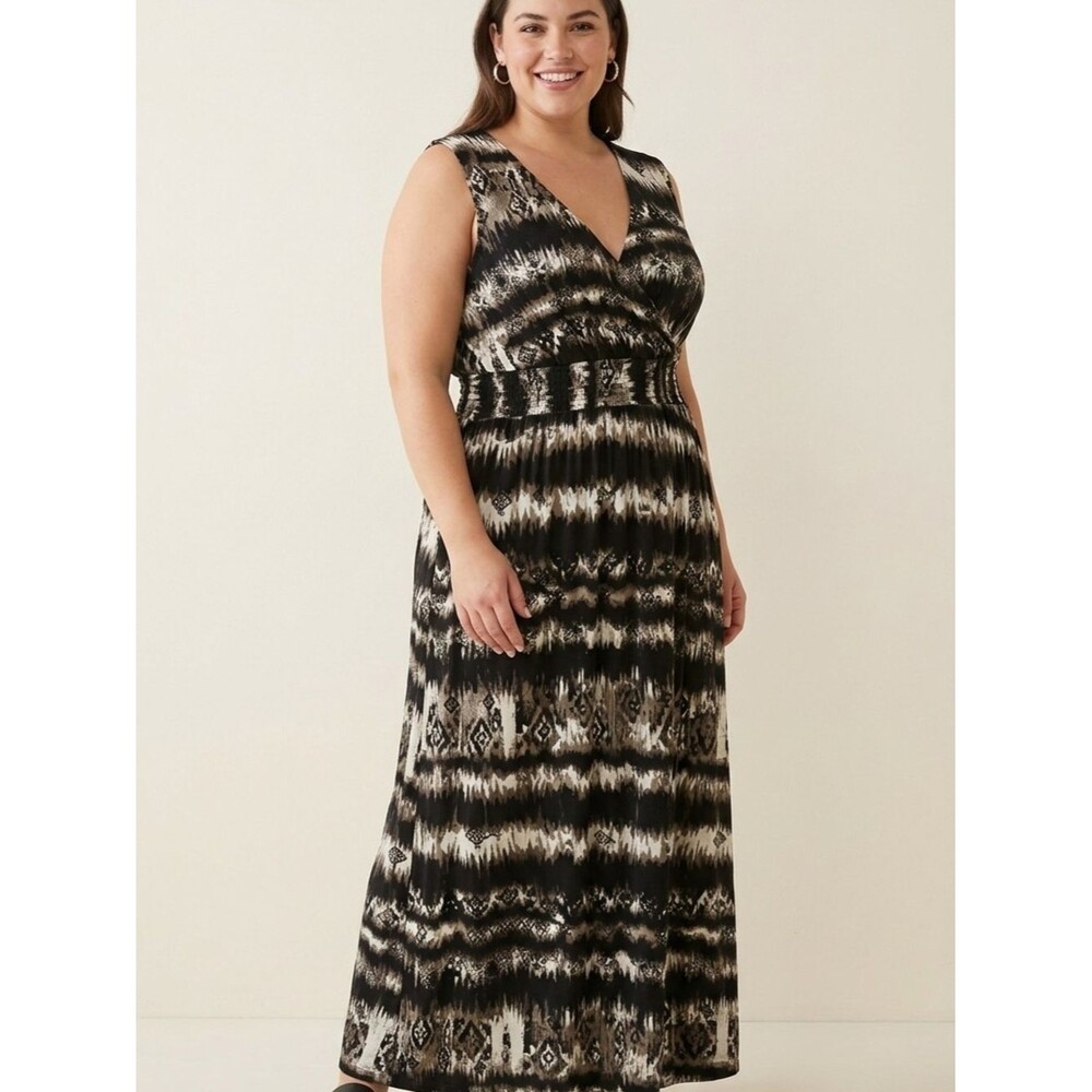Jane Ashley Black and Cream V-Neck Sleeveless Maxi Dress